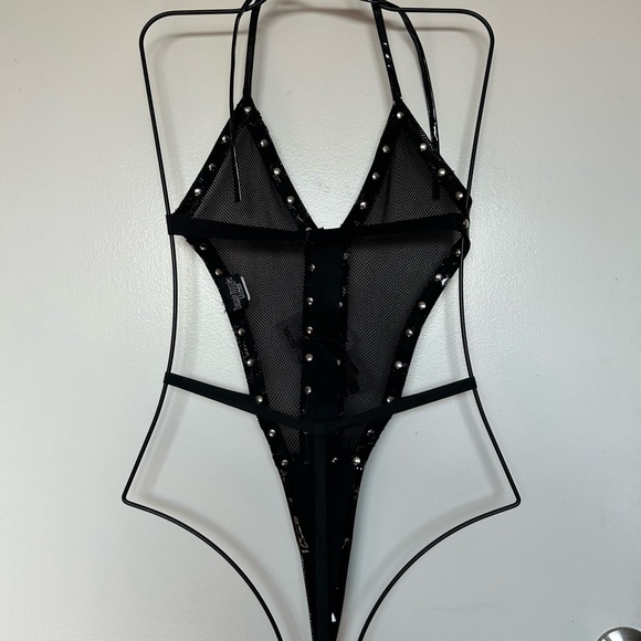 New elegant moments paten leather lingerie - Picture 3 of 4